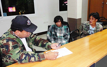 Police question Anusit Fakpin and Kitipong Praditliam regarding their possession of a large amount of ya ba.